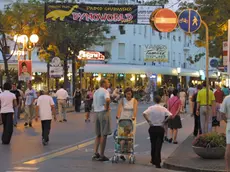 Turisti in via Bafile a Jesolo
