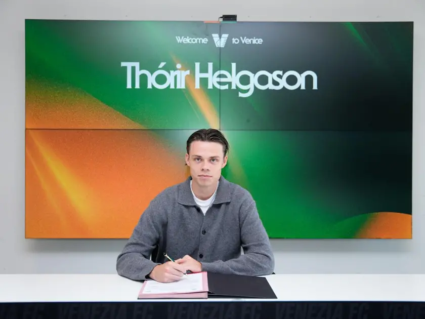 La firma del contratto da parte di Thórir Jóhann Helgason
