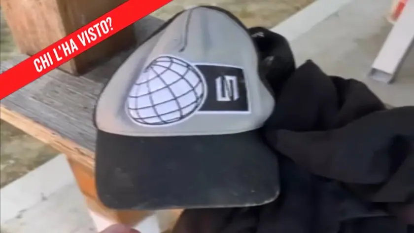 Il cappellino sequestrato dai carabinieri