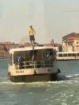Un fermo immagine della bravata