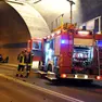 Un intervento dei vigili del fuoco nella galleria