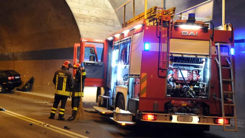 Un intervento dei vigili del fuoco nella galleria