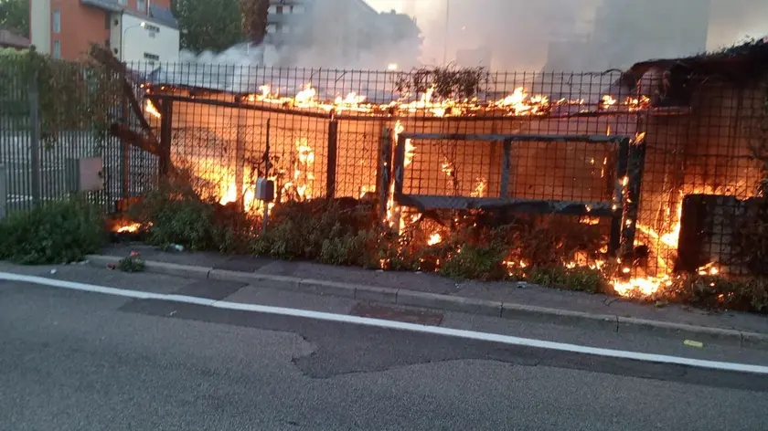 Uno degli incendi appiccati a Mestre