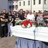 All’uscita dalla chiesa il feretro è stato accolto da un grande applauso (foto Bortoluzzi)