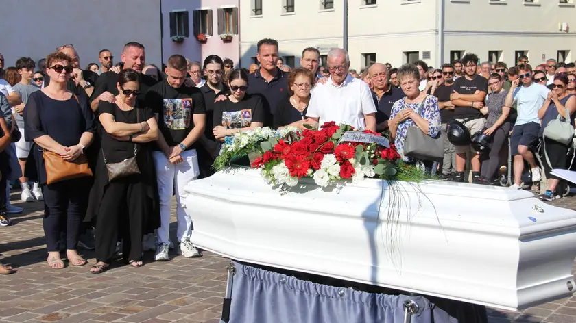 All’uscita dalla chiesa il feretro è stato accolto da un grande applauso (foto Bortoluzzi)