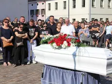 All’uscita dalla chiesa il feretro è stato accolto da un grande applauso (foto Bortoluzzi)