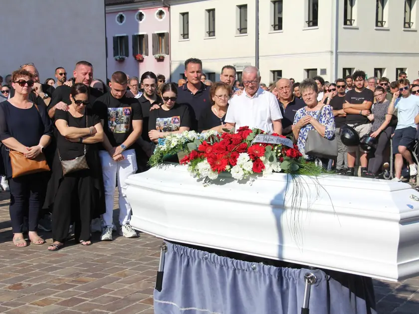 All’uscita dalla chiesa il feretro è stato accolto da un grande applauso (foto Bortoluzzi)