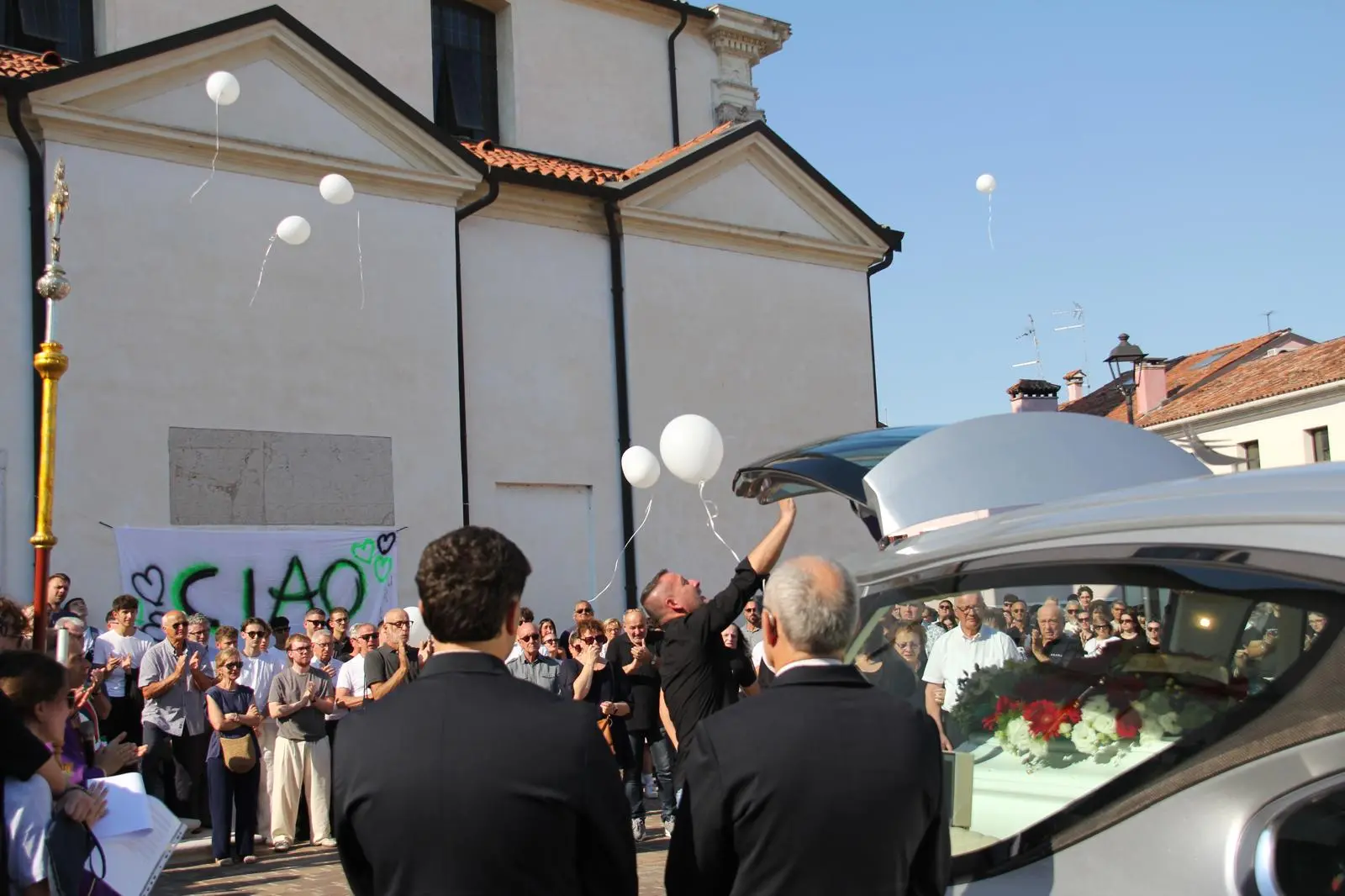 Palloncini liberati in cielo (foto Bortoluzzi)