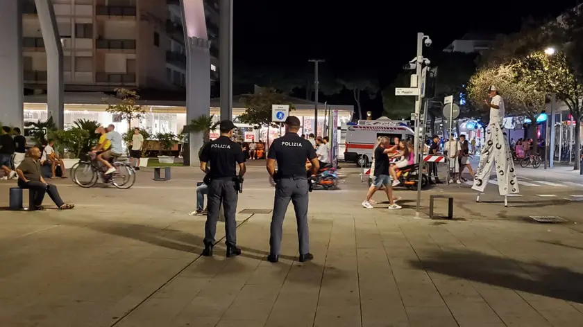 Polizia in piazza Mazzini a Jesolo