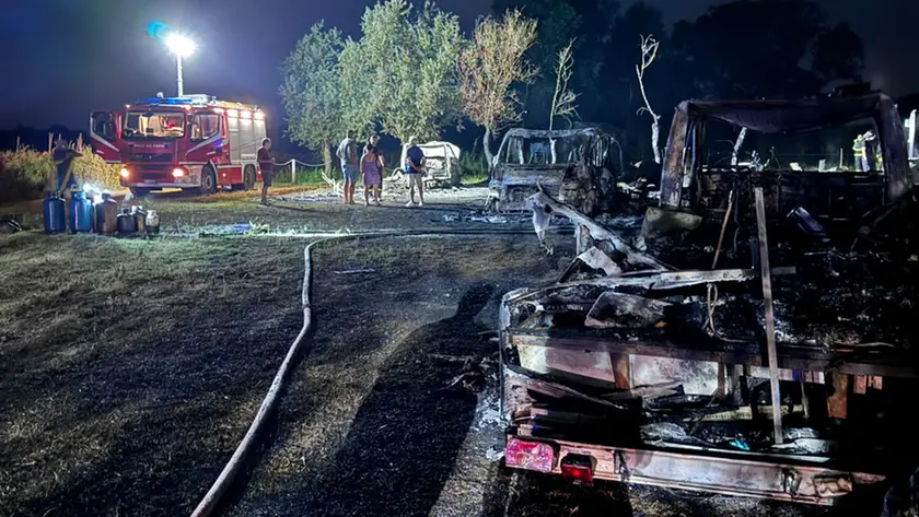 I camper completamente distrutti dalle fiamme