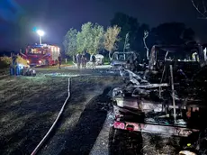 I camper completamente distrutti dalle fiamme