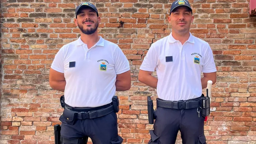 I due agenti della Polizia Locale che hanno salvato la bambina di due anni