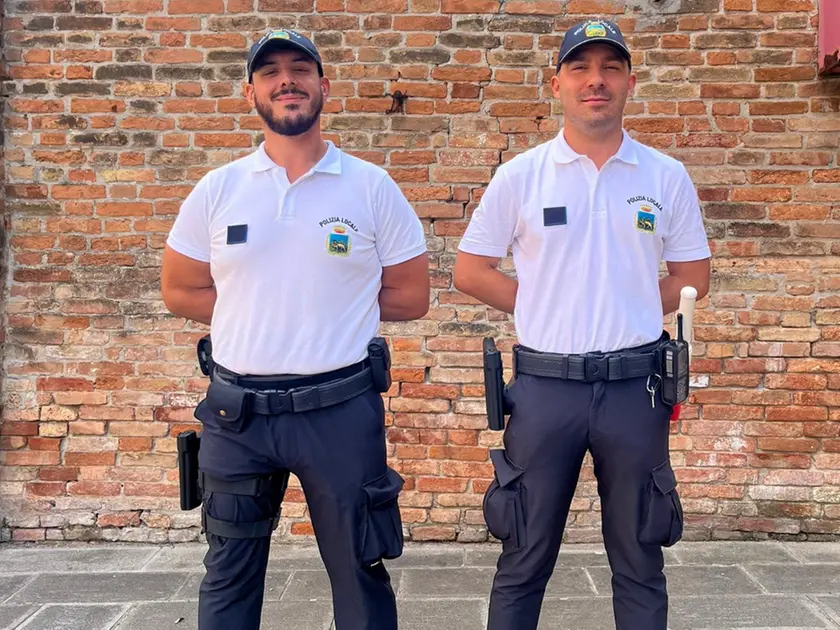 I due agenti della Polizia Locale che hanno salvato la bambina di due anni