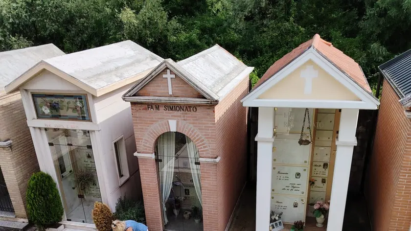 Le cappelle di famiglia razziate nel cimitero di Mirano