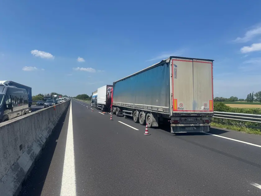 I mezzi coinvolti nell'incidente in A4