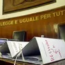 Fascicoli e registri sui tavoli di un Tribunale