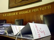 Fascicoli e registri sui tavoli di un Tribunale