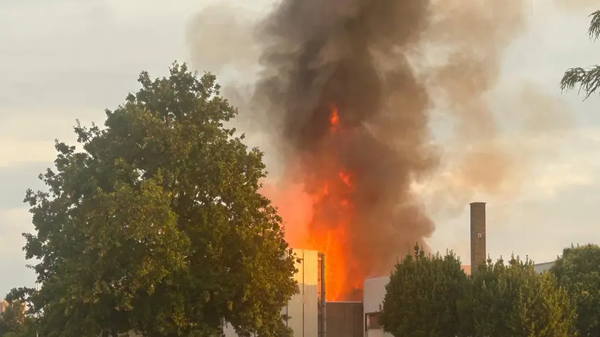 L'incendio divampato nel capannone a Concordia