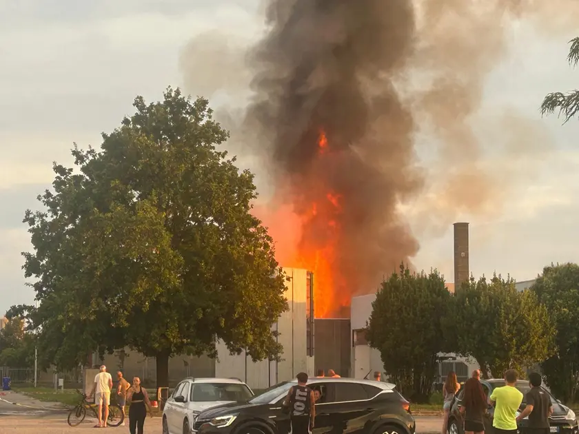 L'incendio divampato nel capannone a Concordia