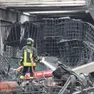 L'intervento di un vigile del fuoco al capannone