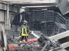 L'intervento di un vigile del fuoco al capannone