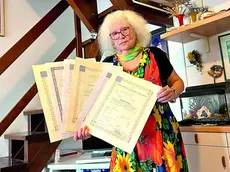 Adriana con parte dei suoi diplomi