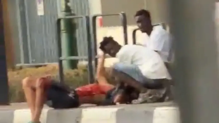 L'uomo di 37 anni ferito al torace e al collo steso a terra in via Cappuccina dopo l'accoltellamento, soccorso da alcuni testimoni
