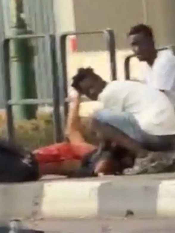 L'uomo di 37 anni ferito al torace e al collo steso a terra in via Cappuccina dopo l'accoltellamento, soccorso da alcuni testimoni