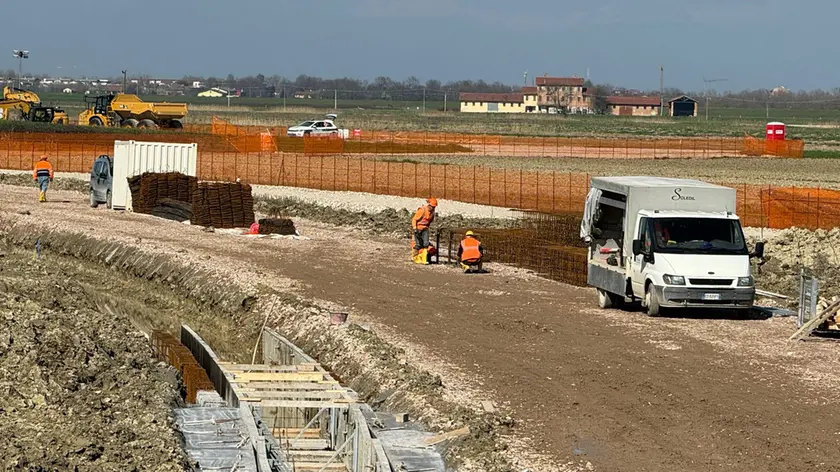 Uno dei cantieri diffusi della bretella ferroviaria FOTO PORCILE