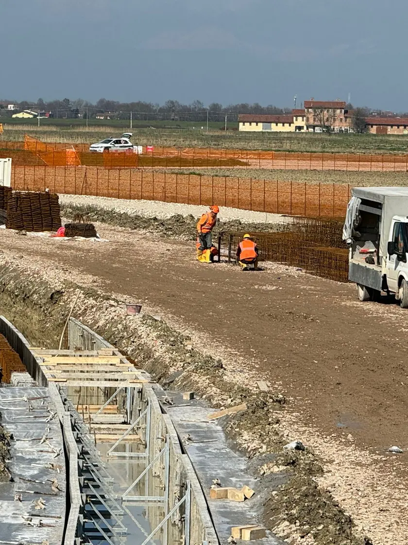 Uno dei cantieri diffusi della bretella ferroviaria FOTO PORCILE