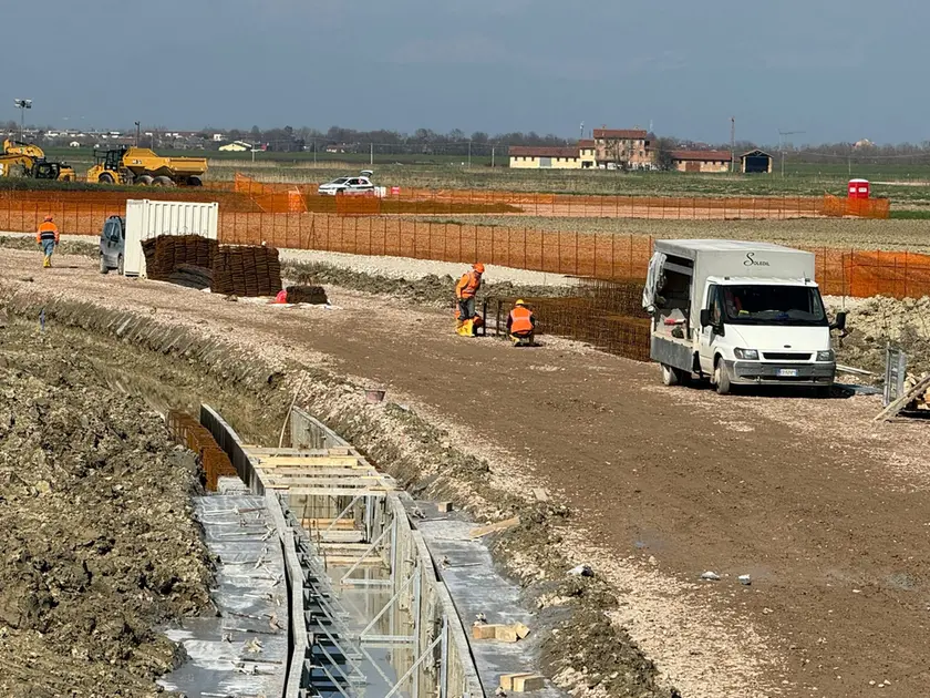 Uno dei cantieri diffusi della bretella ferroviaria FOTO PORCILE