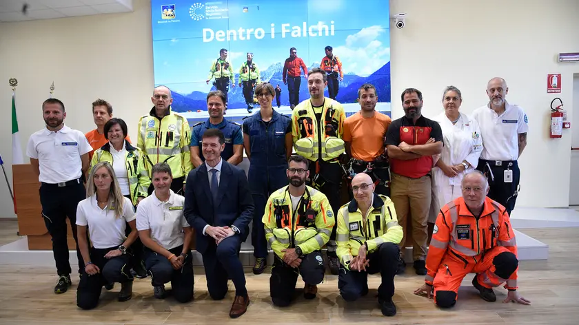 Il direttore generale Achille Di Falco al centro con l’équipe del 118 e di Falco 2
