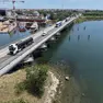 Un’immagine dall’alto del ponte su canal Lombardo (Foto Pòrcile)