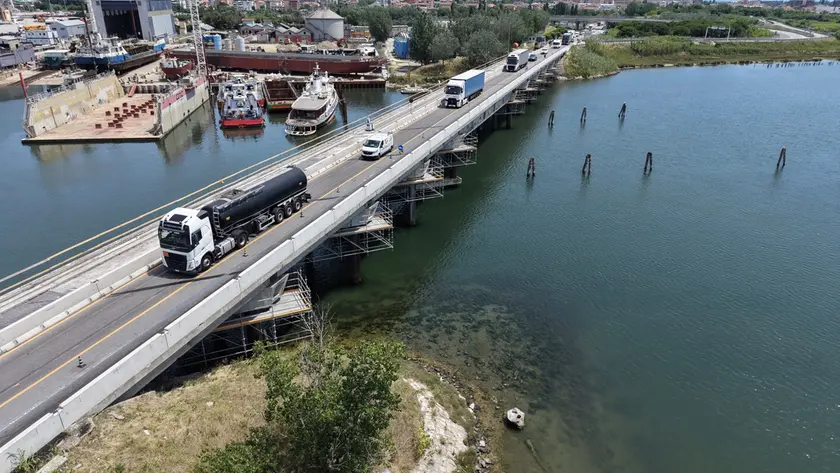 Un’immagine dall’alto del ponte su canal Lombardo (Foto Pòrcile)