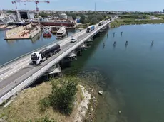 Un’immagine dall’alto del ponte su canal Lombardo (Foto Pòrcile)