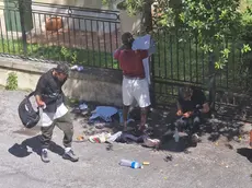 Una delle foto di degrado allegata alla petizione dei residenti di via Monti