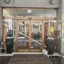 L’ingresso dell’hotel chiuso con le fioriere invase dalle immondizie