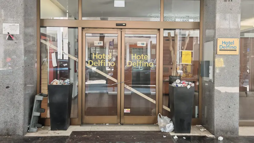 L’ingresso dell’hotel chiuso con le fioriere invase dalle immondizie