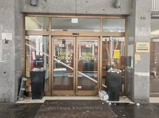 L’ingresso dell’hotel chiuso con le fioriere invase dalle immondizie