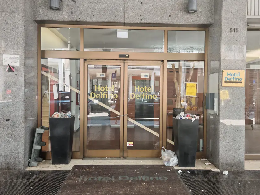 L’ingresso dell’hotel chiuso con le fioriere invase dalle immondizie