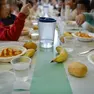 Bambini mentre consumano il pranzo in una mensa scolastica