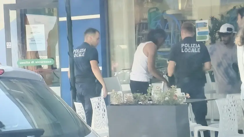 Uno dei giovani fermati dalla polizia locale a Jesolo