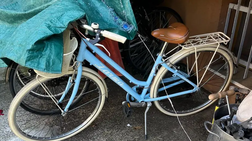 Il telone che nascondeva la bicicletta rubata