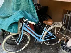 Il telone che nascondeva la bicicletta rubata