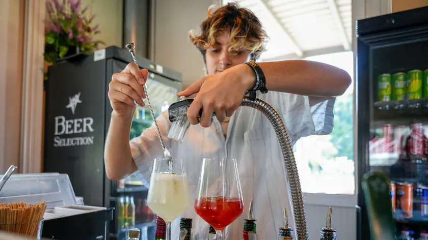Hugo e Spritz preparati in un locale del centro di Padova (Bianchi)