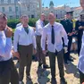 Il gruppo degli allievi dell'Accademia che si è lanciata in mare per salvare l'uomo