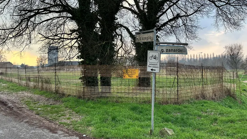 Il lotto di terreno tra via Zanardelli e via D'Azeglio (foto Bianchi)