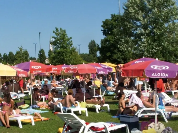 Il giardino della piscina comunale di Dolo