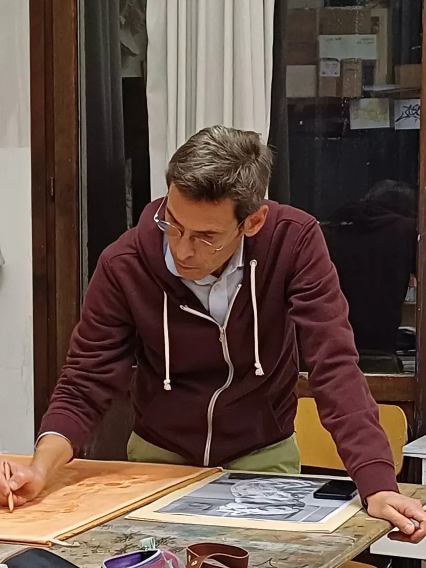 Francesco Barasciutti mentre disegna in classe al Marco Polo
