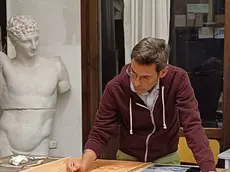 Francesco Barasciutti mentre disegna in classe al Marco Polo